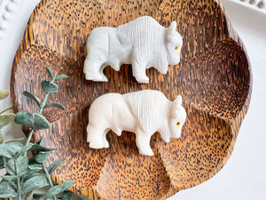 Buffalo Carving White Onyx & White Calcite || Peru