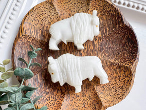 Buffalo Carving White Onyx & White Calcite || Peru