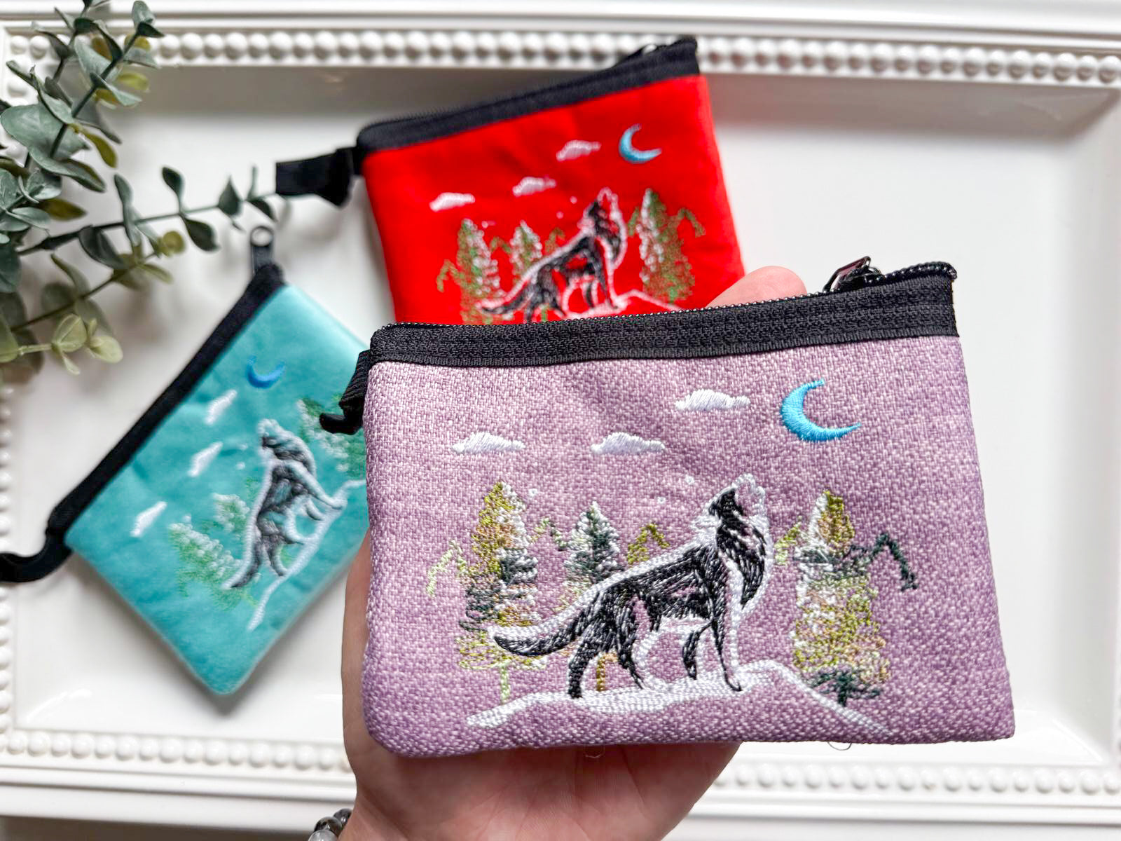 Howling Wolf Embroidered Zippered Pouch || Ecuador