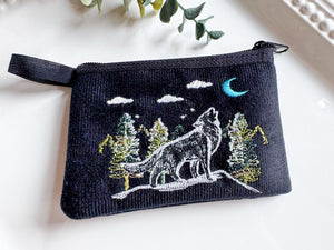 Howling Wolf Embroidered Zippered Pouch || Ecuador