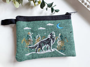 Howling Wolf Embroidered Zippered Pouch || Ecuador