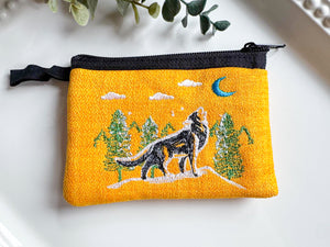 Howling Wolf Embroidered Zippered Pouch || Ecuador