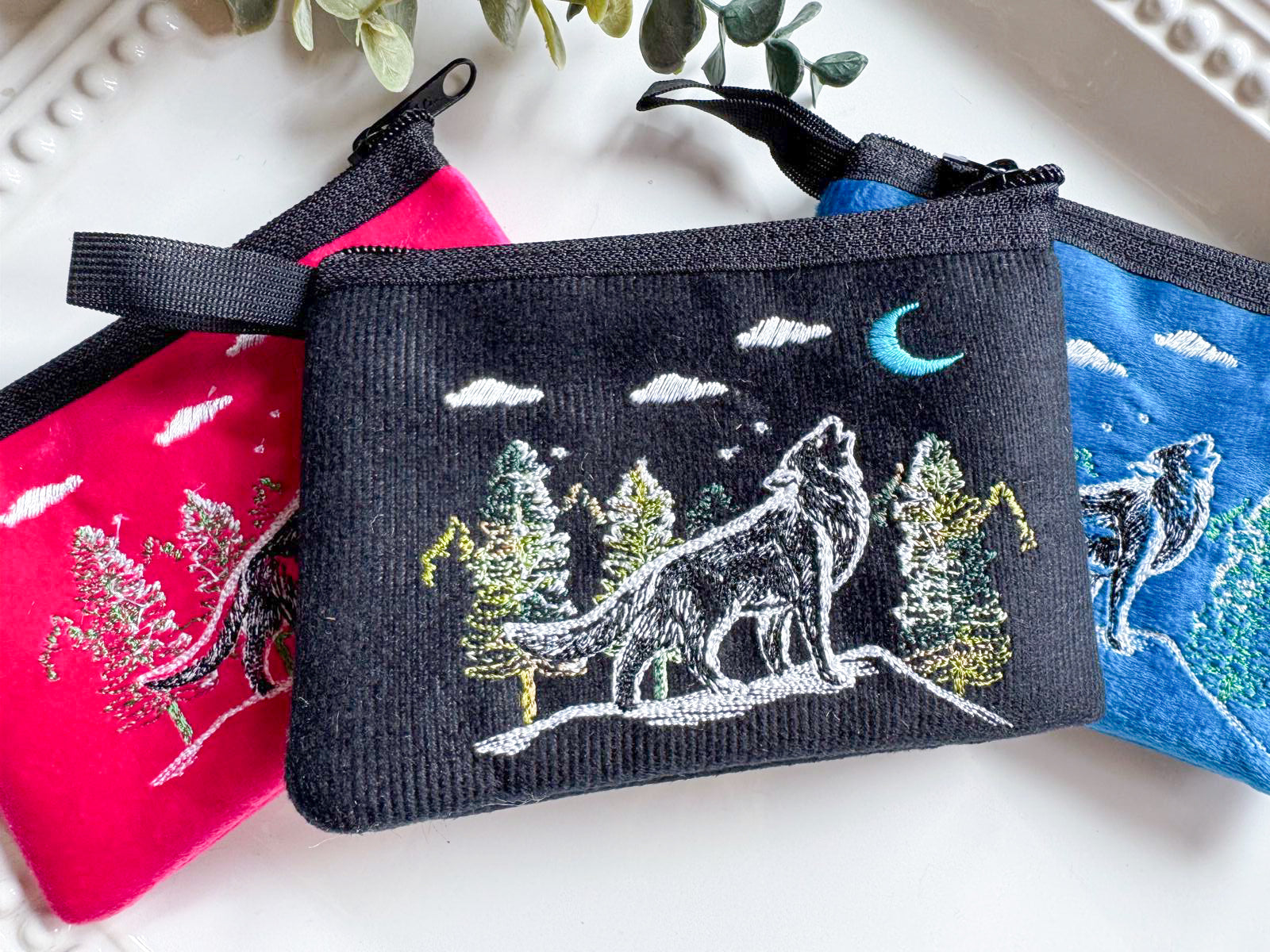 Howling Wolf Embroidered Zippered Pouch || Ecuador