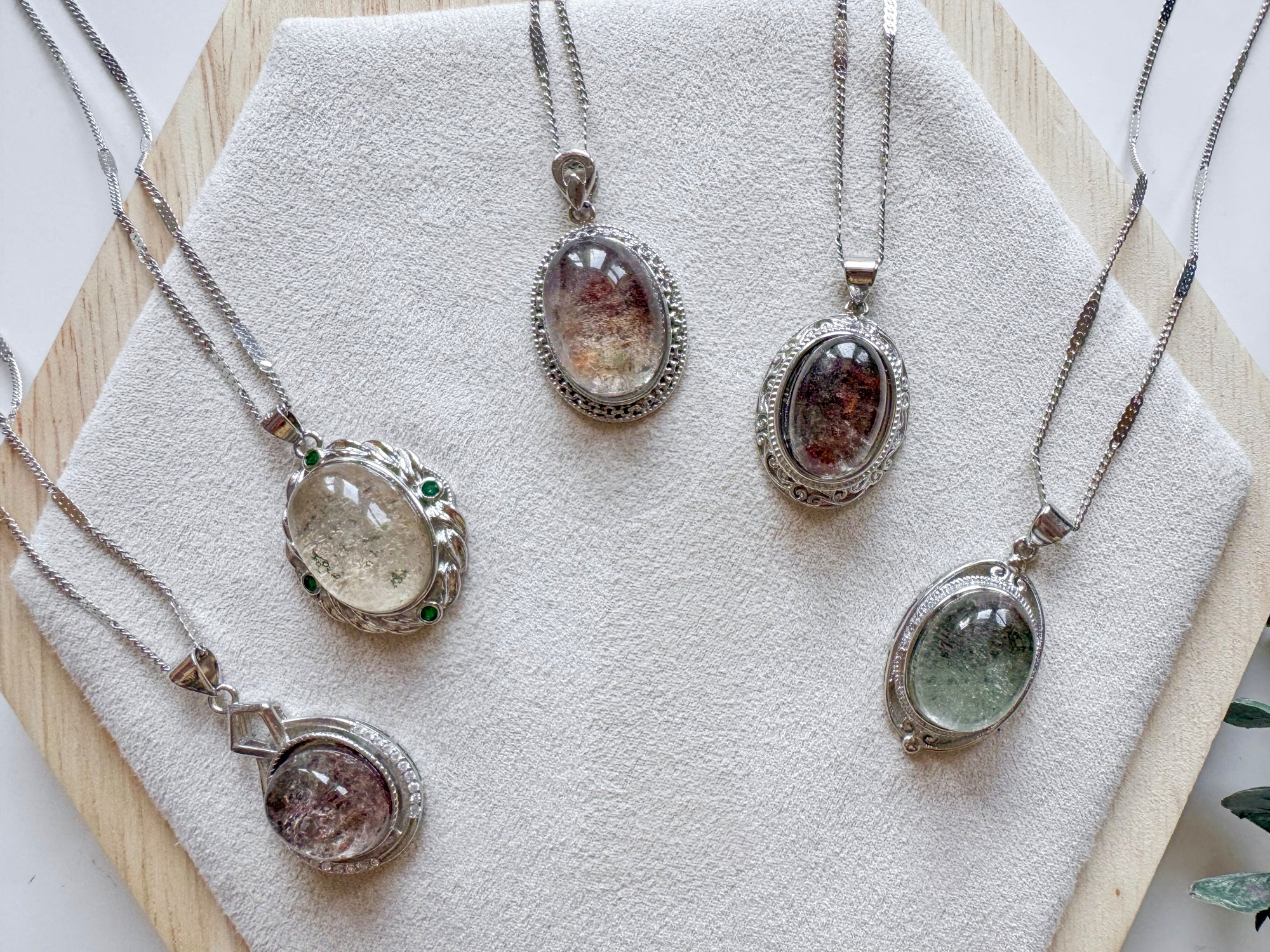 Vintage Style Garden Quartz White Copper Pendant Necklace