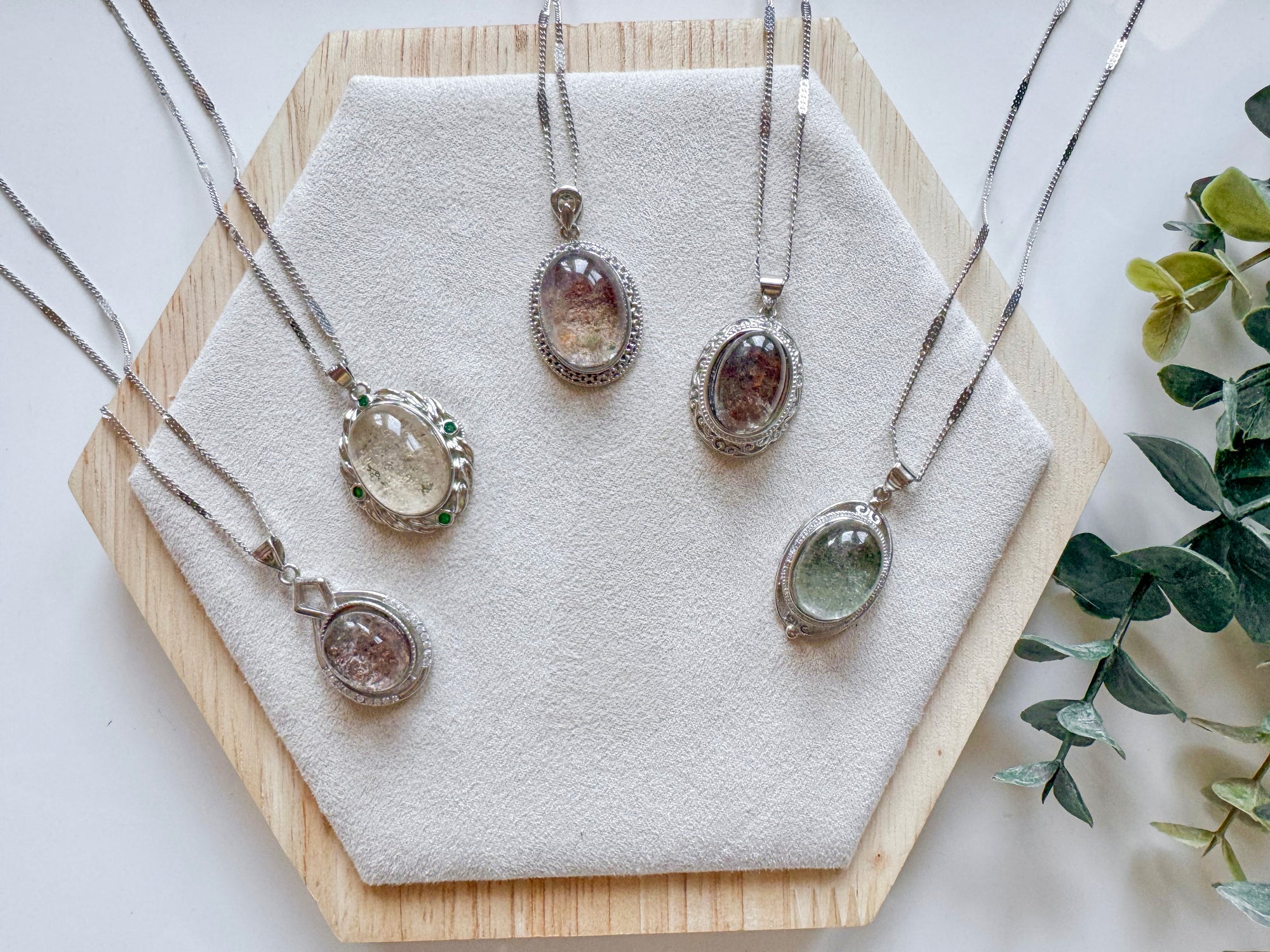 Vintage Style Garden Quartz White Copper Pendant Necklace
