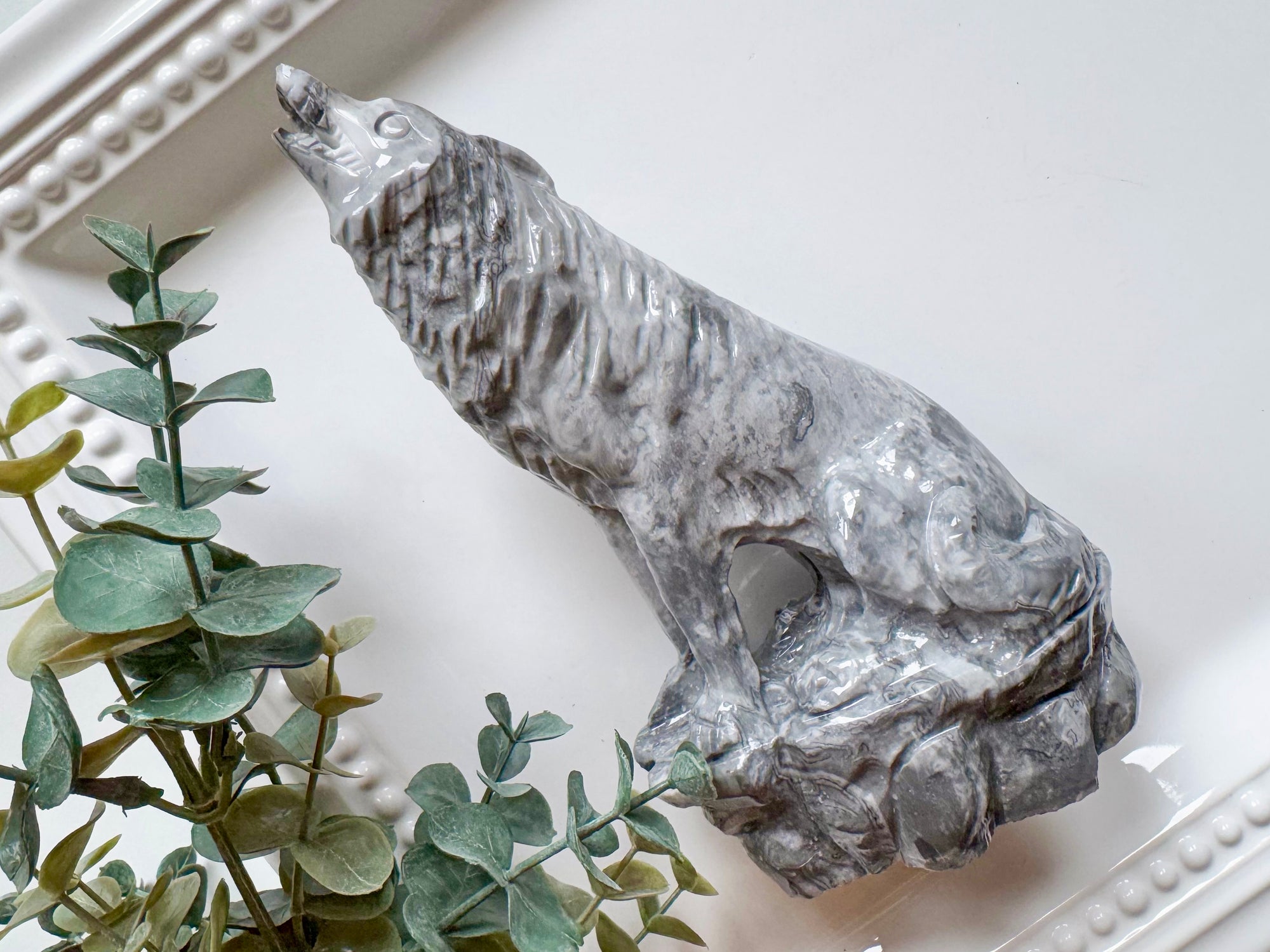 Xiuyan_Jade_Howling_Wolf_Carving_-_Grey