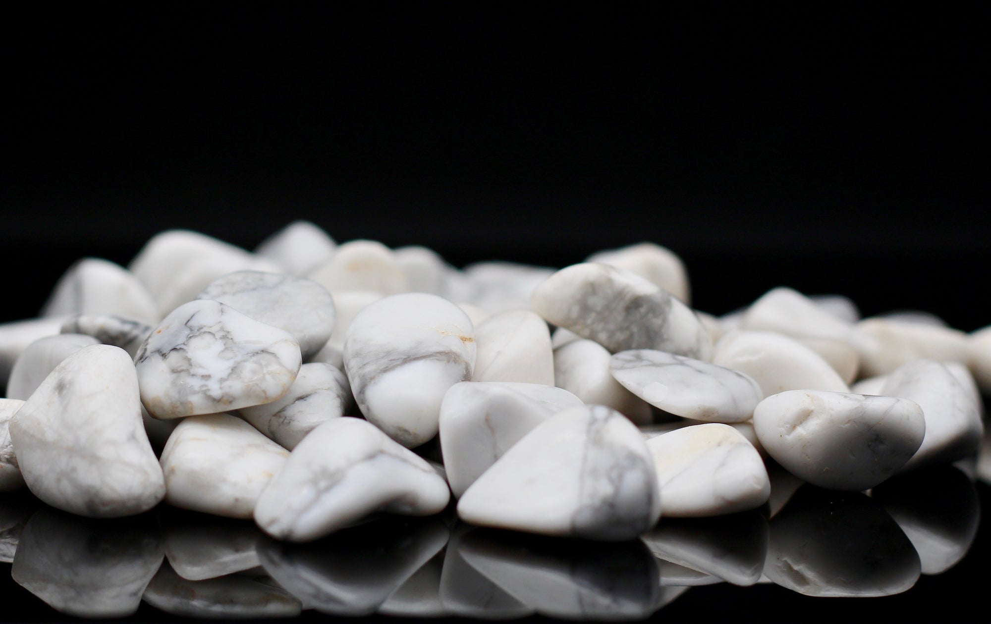 Howlite Tumbled Stone || Small